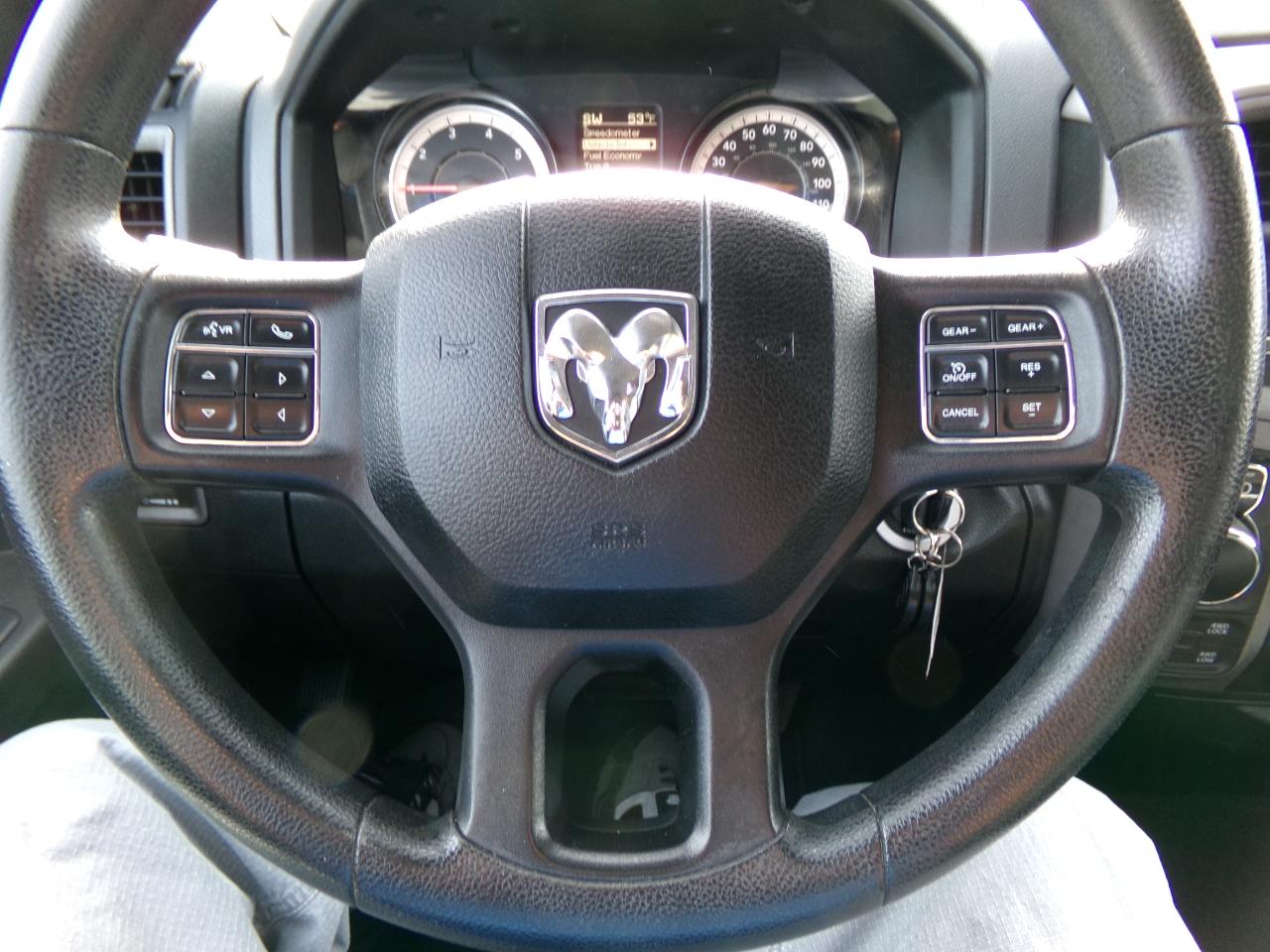 RAM 1500 4WD Crew Cab 140.5" Express 2016