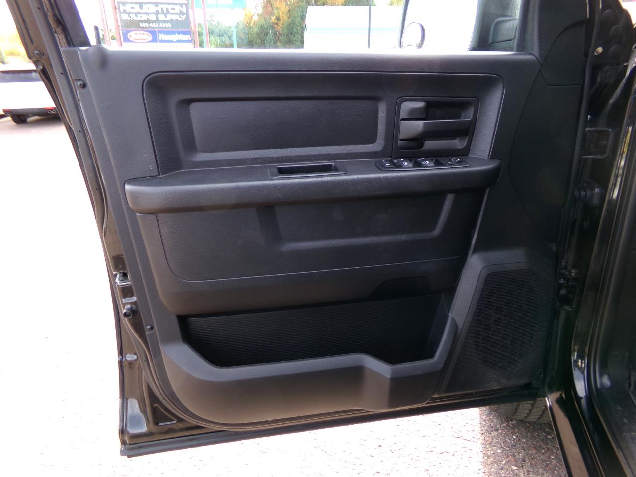RAM 1500 4WD Crew Cab 140.5" Express 2016
