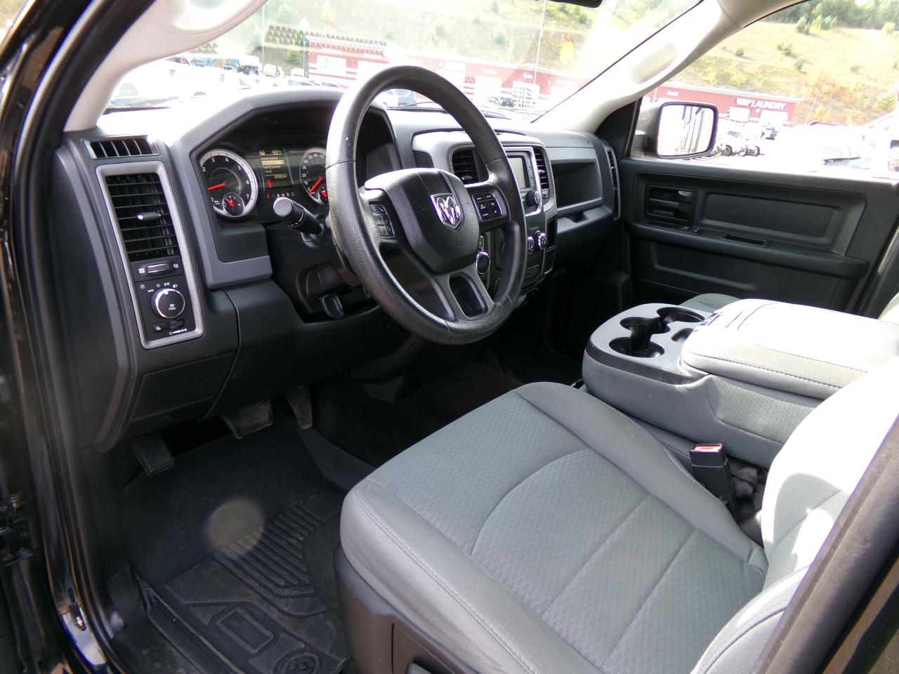 RAM 1500 4WD Crew Cab 140.5" Express 2016