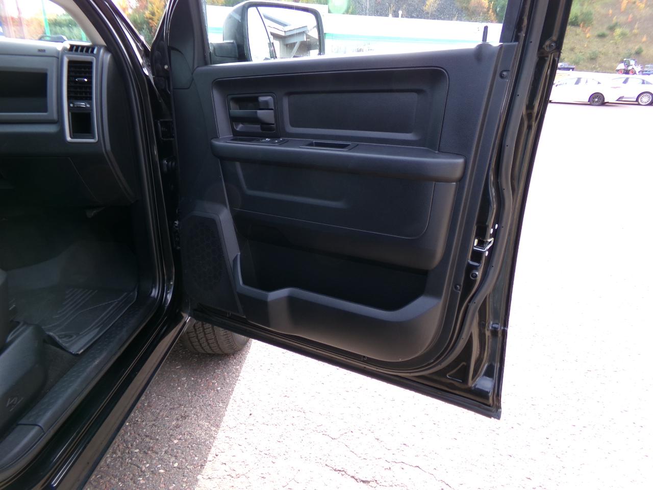 RAM 1500 4WD Crew Cab 140.5" Express 2016