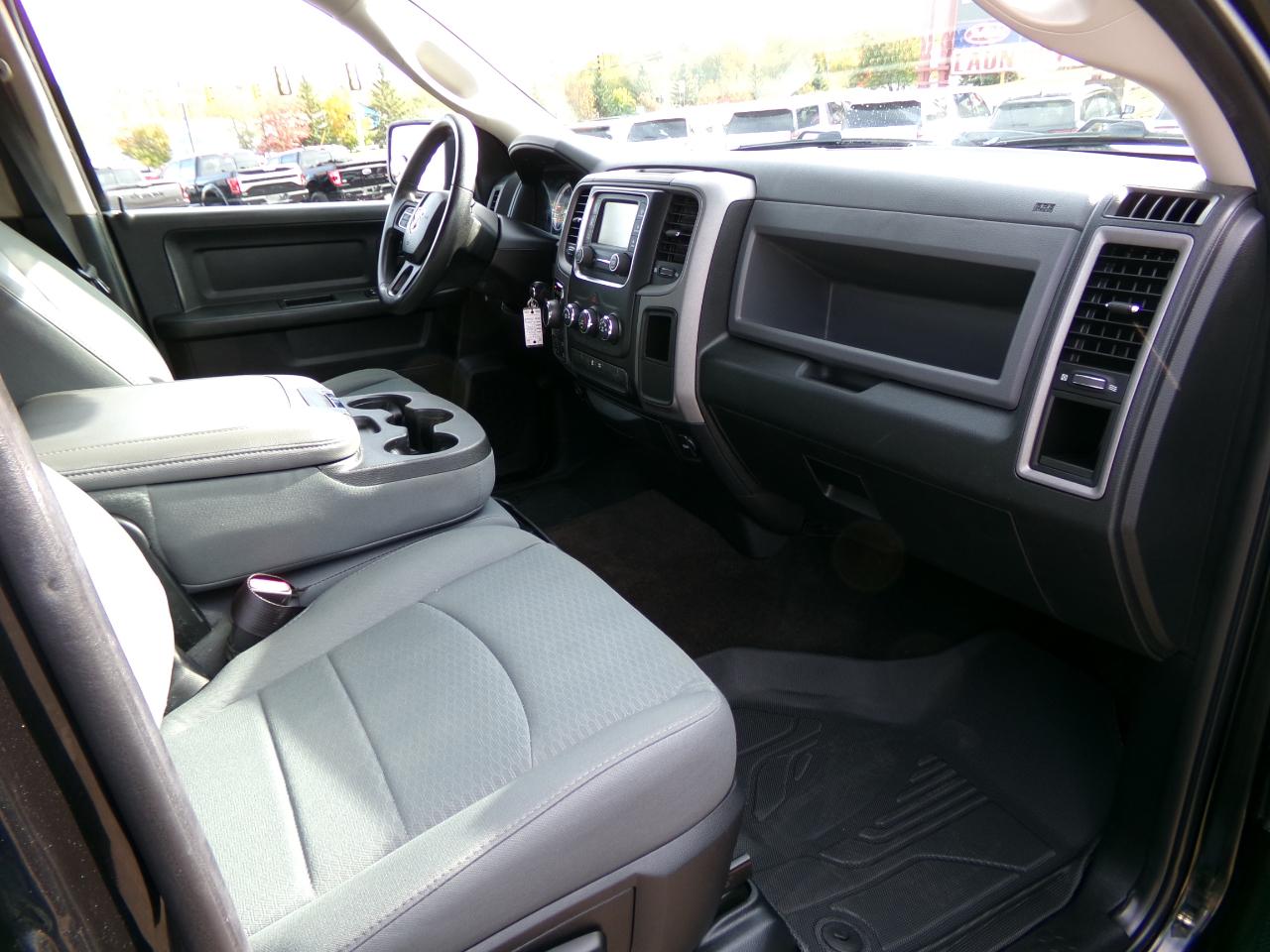 RAM 1500 4WD Crew Cab 140.5" Express 2016