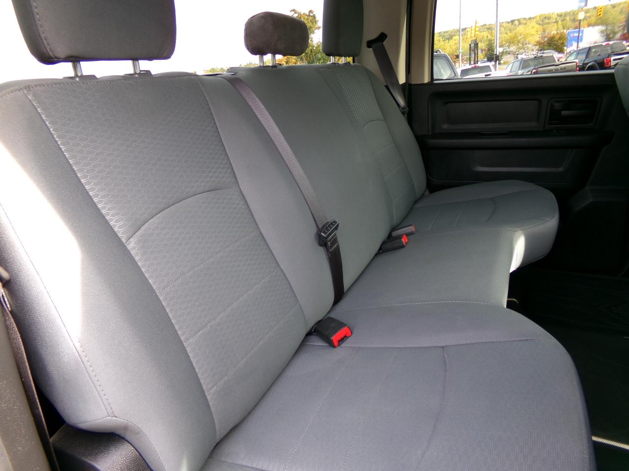 RAM 1500 4WD Crew Cab 140.5" Express 2016