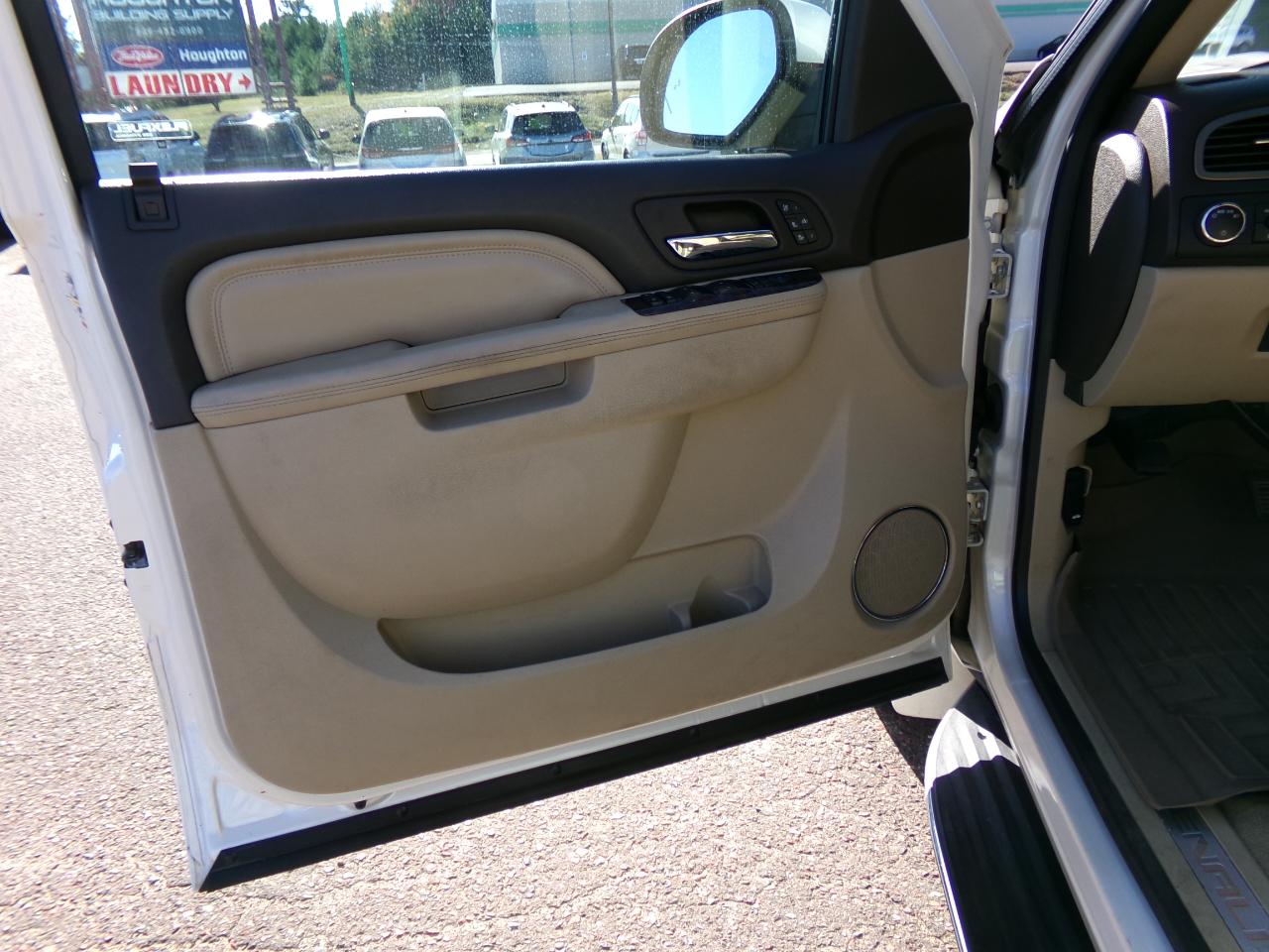 GMC Yukon AWD 4dr 1500 Denali 2013