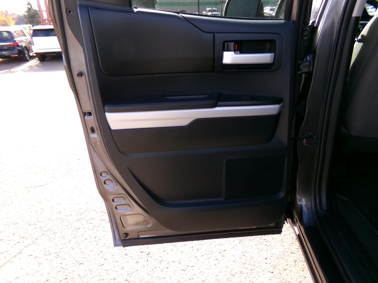 Toyota Tundra 4WD Truck Double Cab 5.7L V8 6-Spd AT SR5 (Natl) 2016