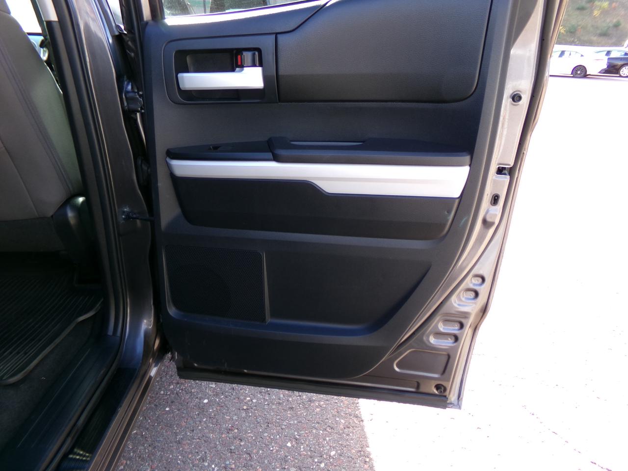 Toyota Tundra 4WD Truck Double Cab 5.7L V8 6-Spd AT SR5 (Natl) 2016