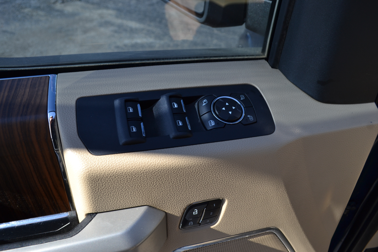 2017 Ford F-150 Lariat photo 24