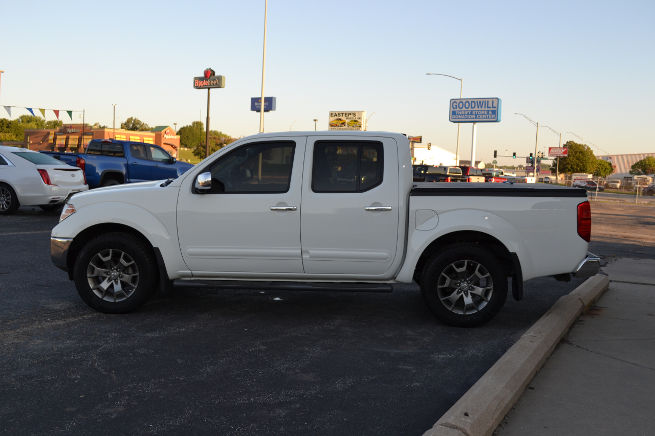 2017 Nissan Frontier PRO-4X Crew Cab photo 2