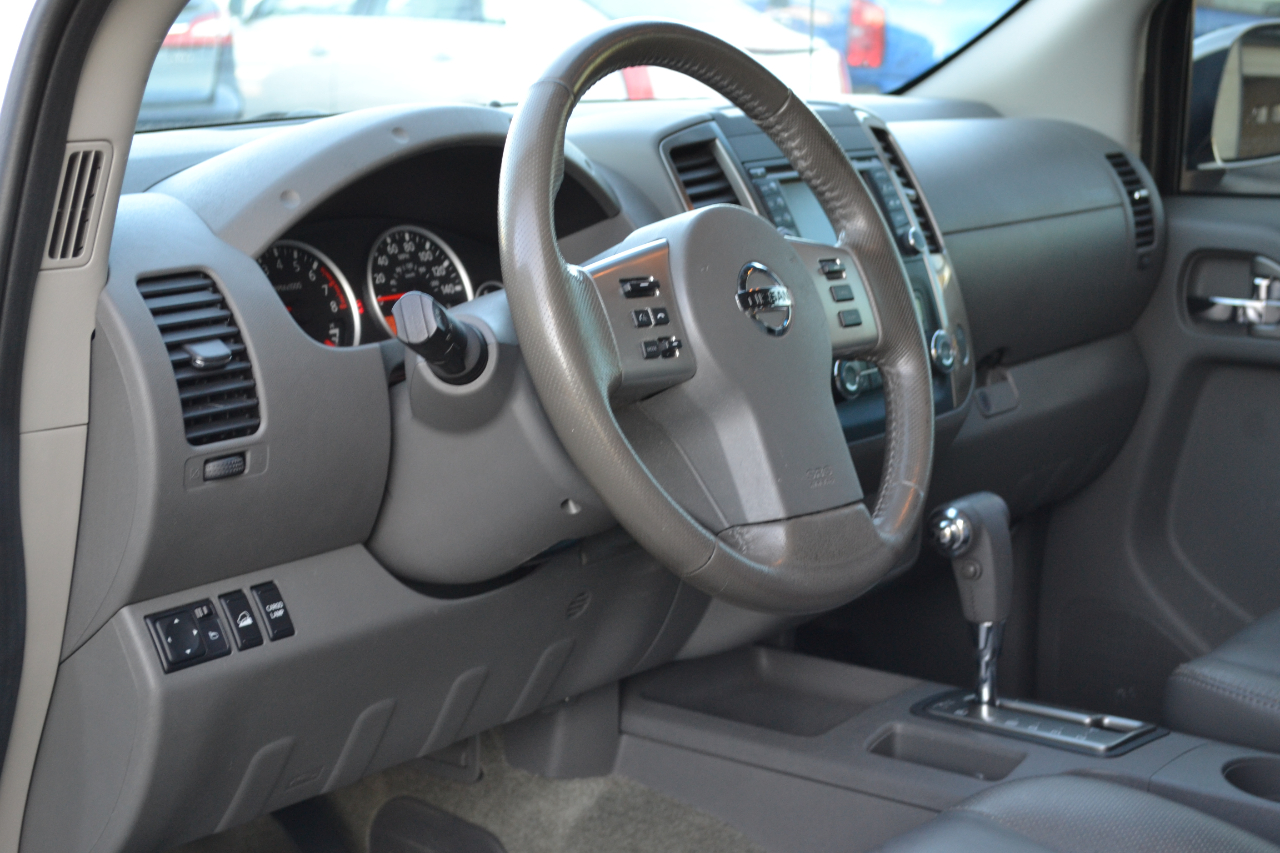 2017 Nissan Frontier PRO-4X Crew Cab photo 9