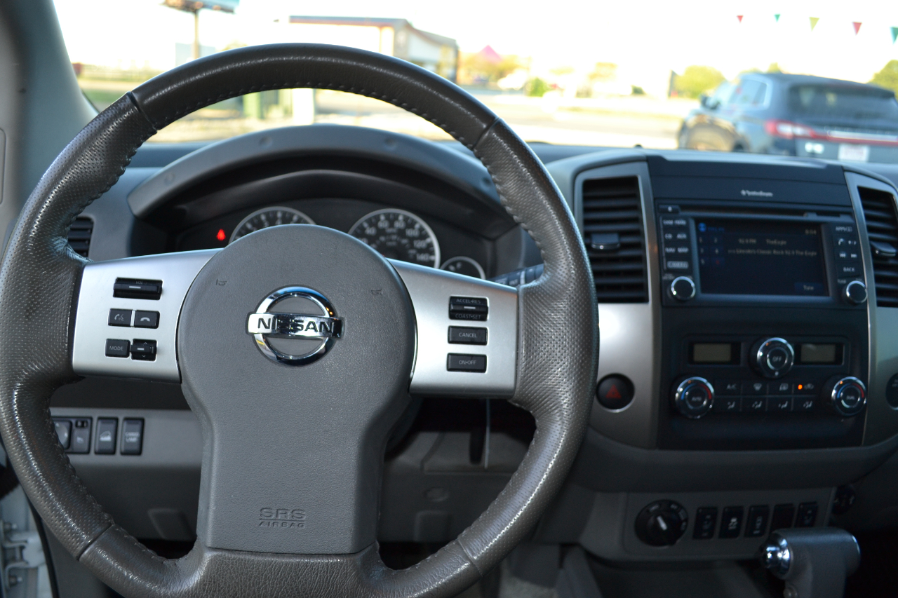 2017 Nissan Frontier PRO-4X Crew Cab photo 11