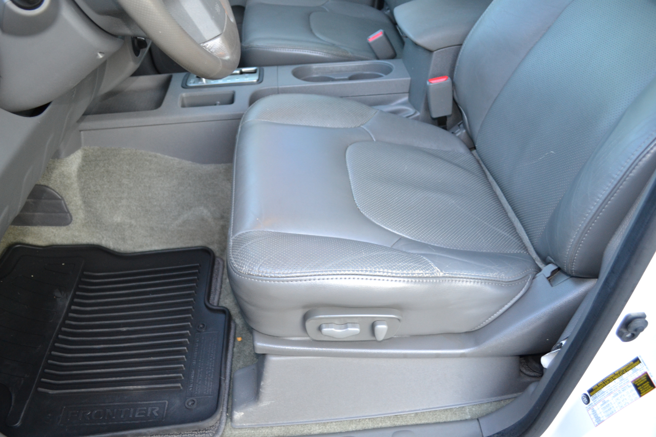 2017 Nissan Frontier PRO-4X Crew Cab photo 22