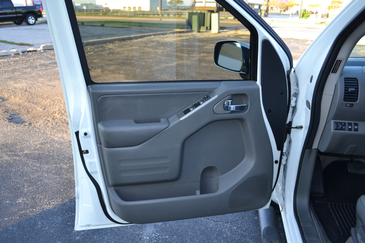 2017 Nissan Frontier PRO-4X Crew Cab photo 23