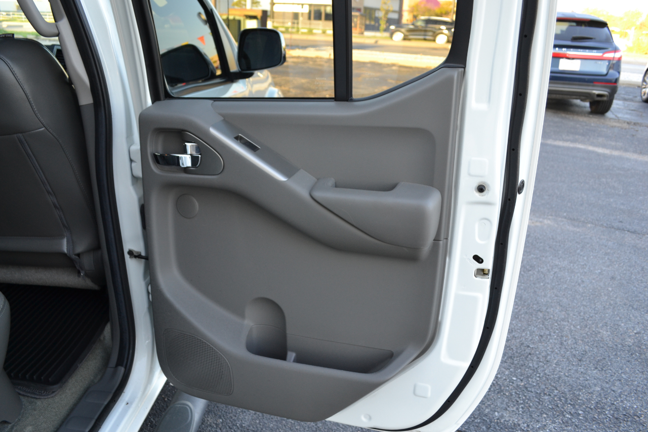 2017 Nissan Frontier PRO-4X Crew Cab photo 36