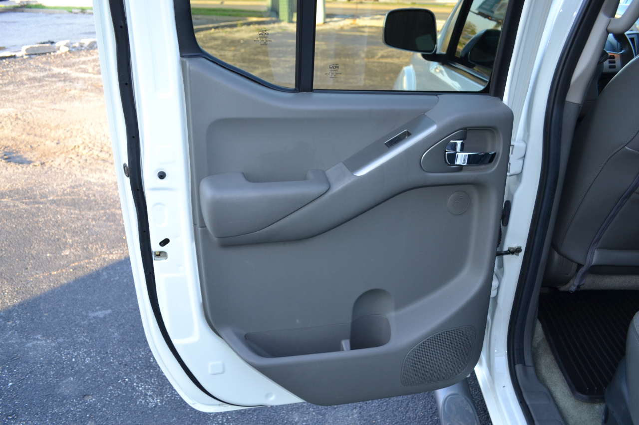 2017 Nissan Frontier PRO-4X Crew Cab photo 42