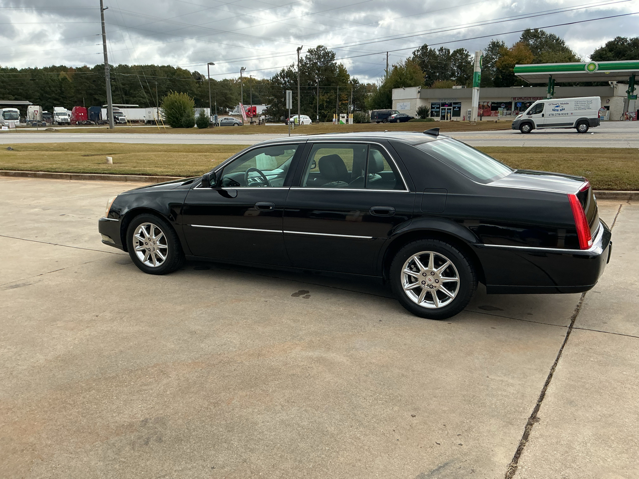 Cadillac DTS 4dr Sdn w/1SC 2010