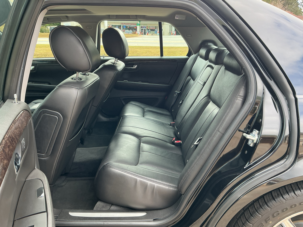 Cadillac DTS 4dr Sdn w/1SC 2010