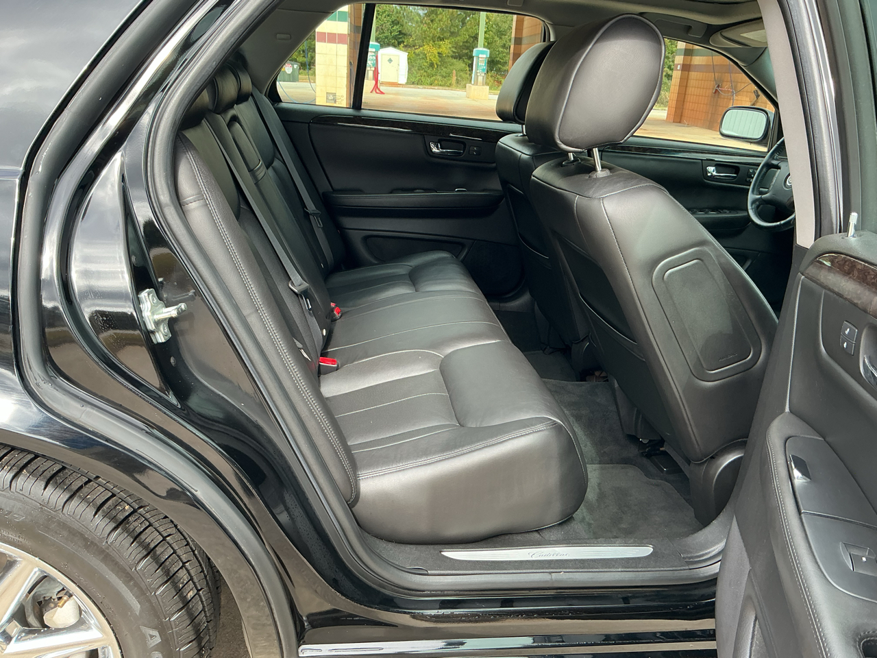 Cadillac DTS 4dr Sdn w/1SC 2010