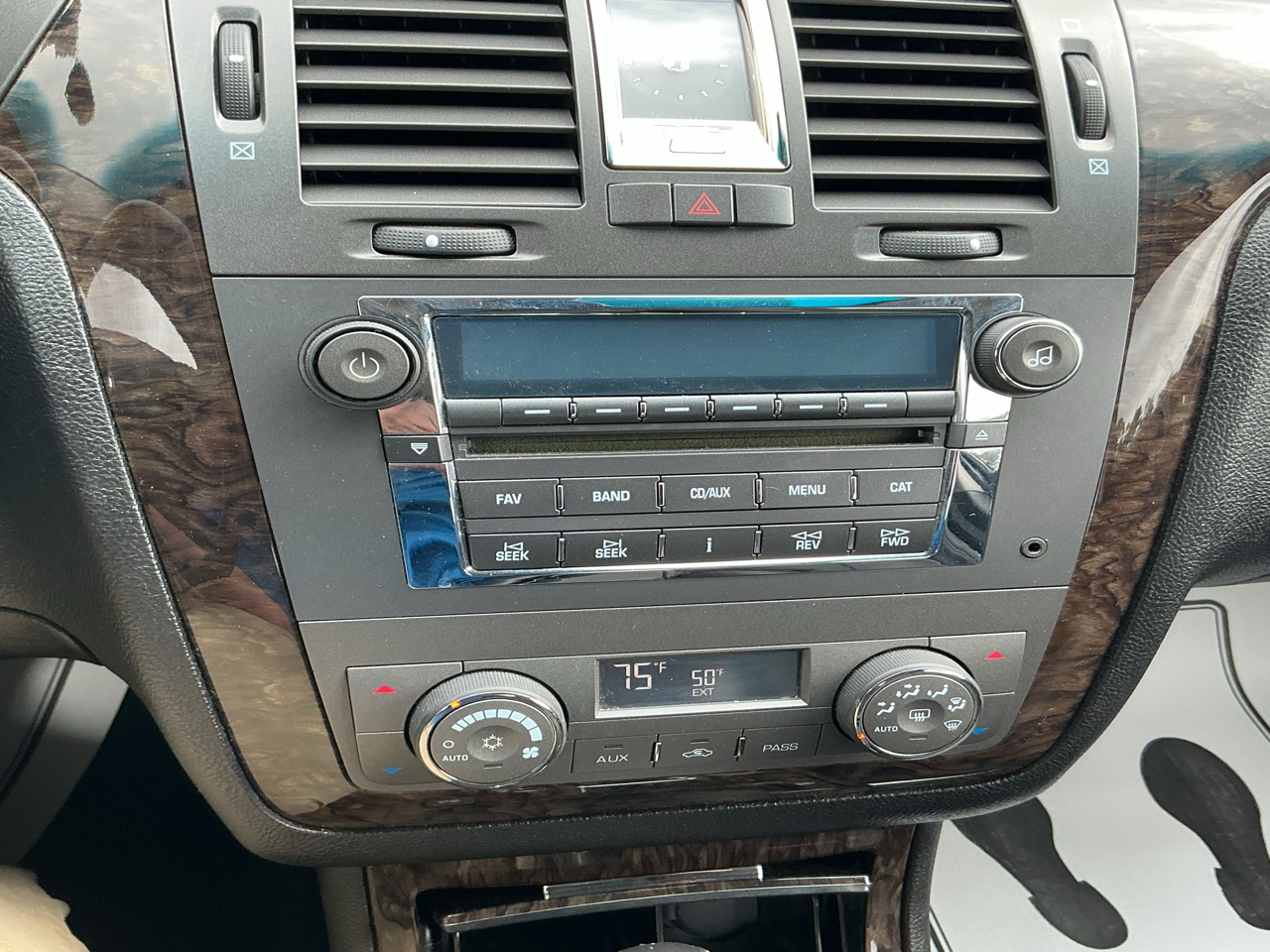 Cadillac DTS 4dr Sdn w/1SC 2010