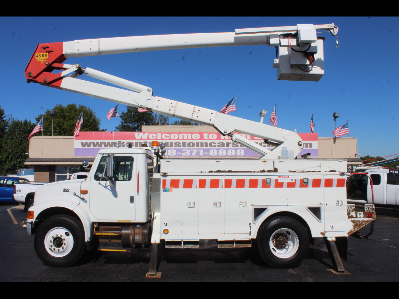 Used 2000 International 4900 Standard Cab Bucket Truck for Sale in