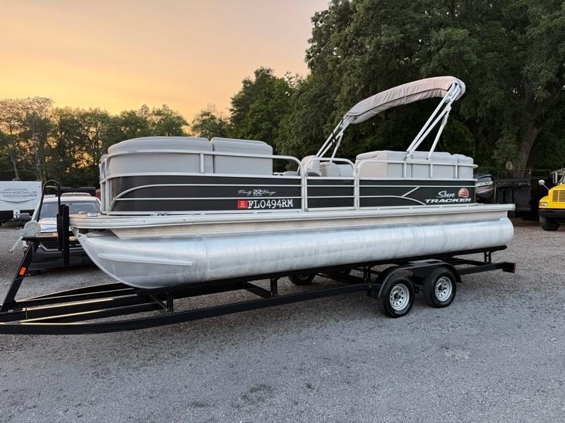 Sun Tracker Party Barge 22 DLX  2018