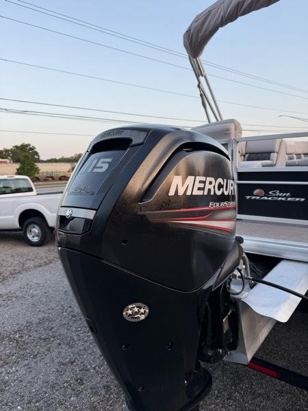 Sun Tracker Party Barge 22 DLX  2018