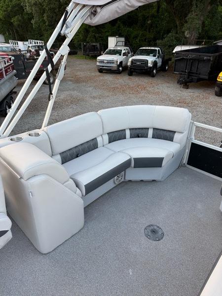 Sun Tracker Party Barge 22 DLX  2018