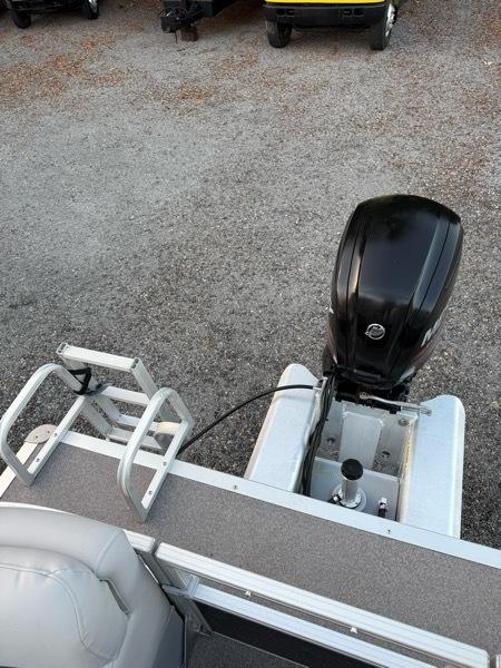 Sun Tracker Party Barge 22 DLX  2018