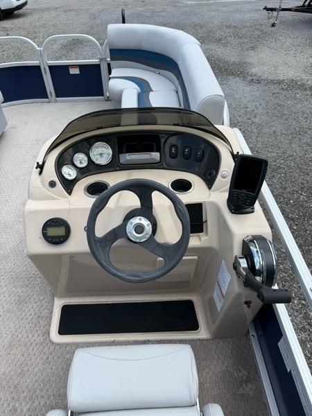 Sun Tracker Party Barge 18 DLX  2015
