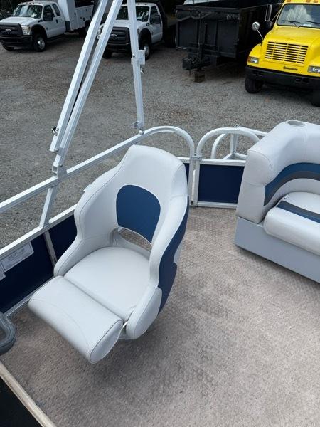 Sun Tracker Party Barge 18 DLX  2015