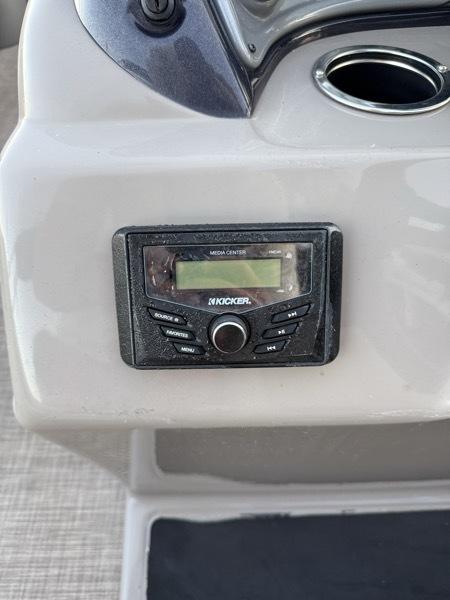 Sun Tracker Party Barge 20 DLX  2023