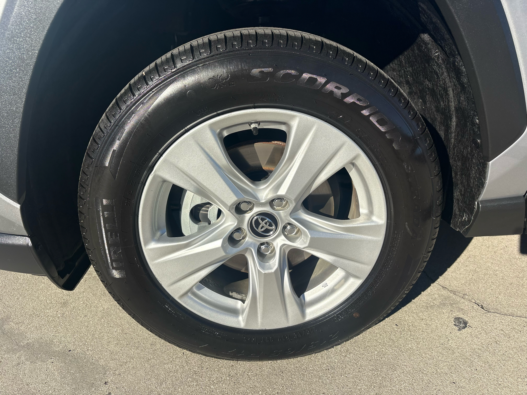 Toyota RAV4 XLE FWD (Natl) 2019