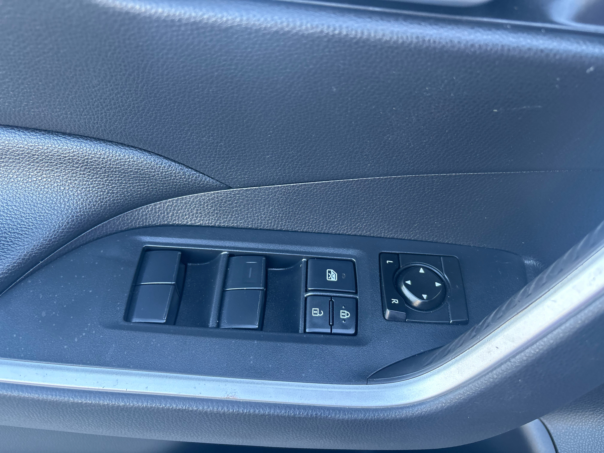 Toyota RAV4 XLE FWD (Natl) 2019