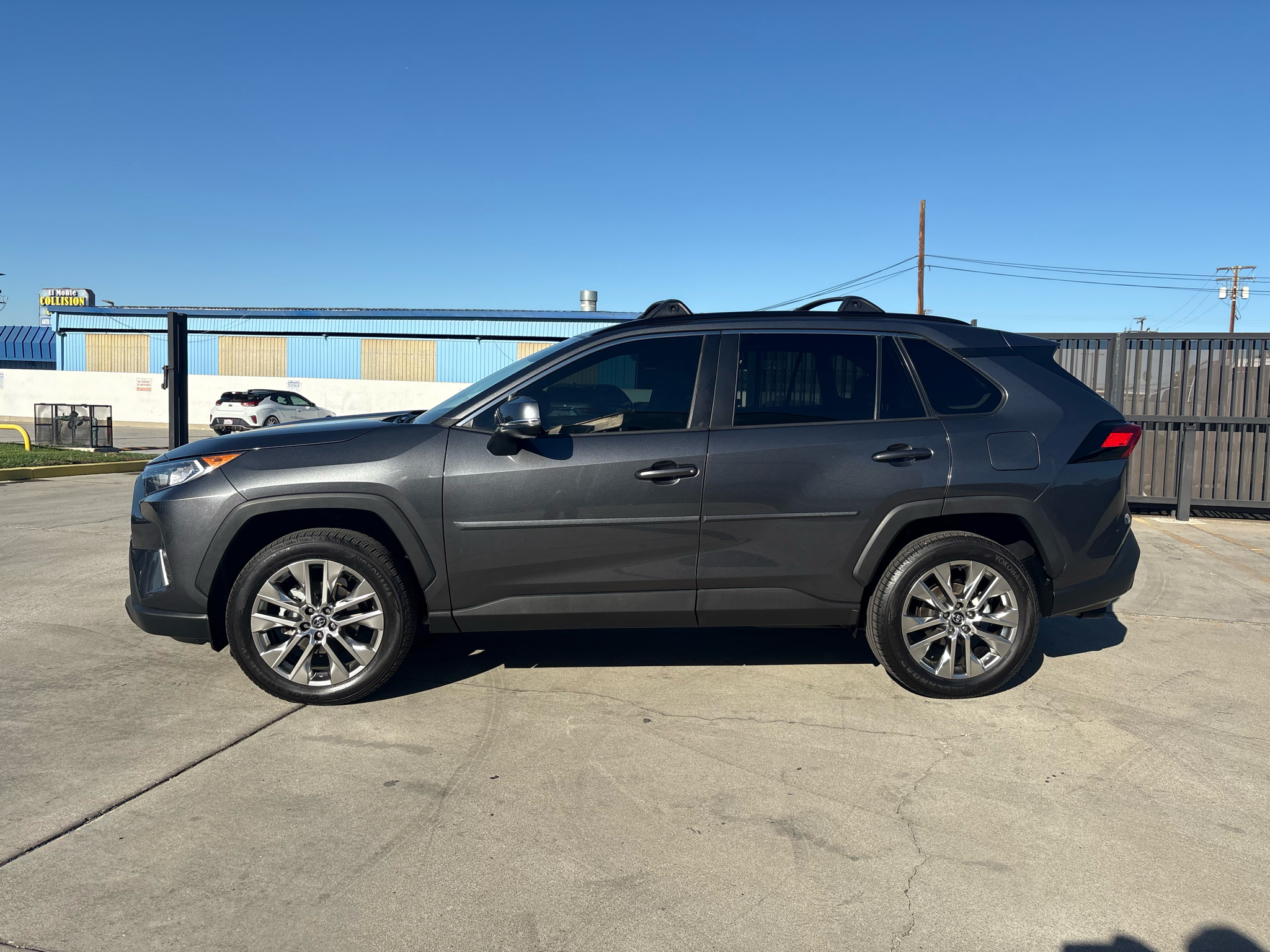 Toyota RAV4 XLE Premium FWD (Natl) 2021