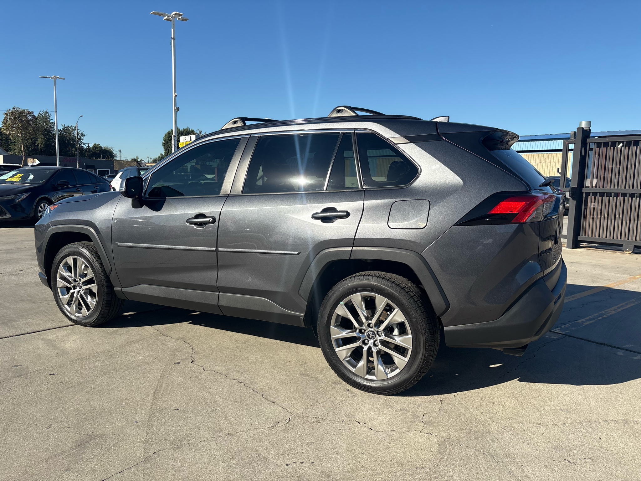 Toyota RAV4 XLE Premium FWD (Natl) 2021