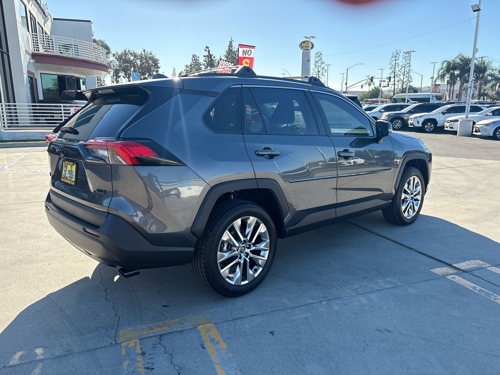 Toyota RAV4 XLE Premium FWD (Natl) 2021