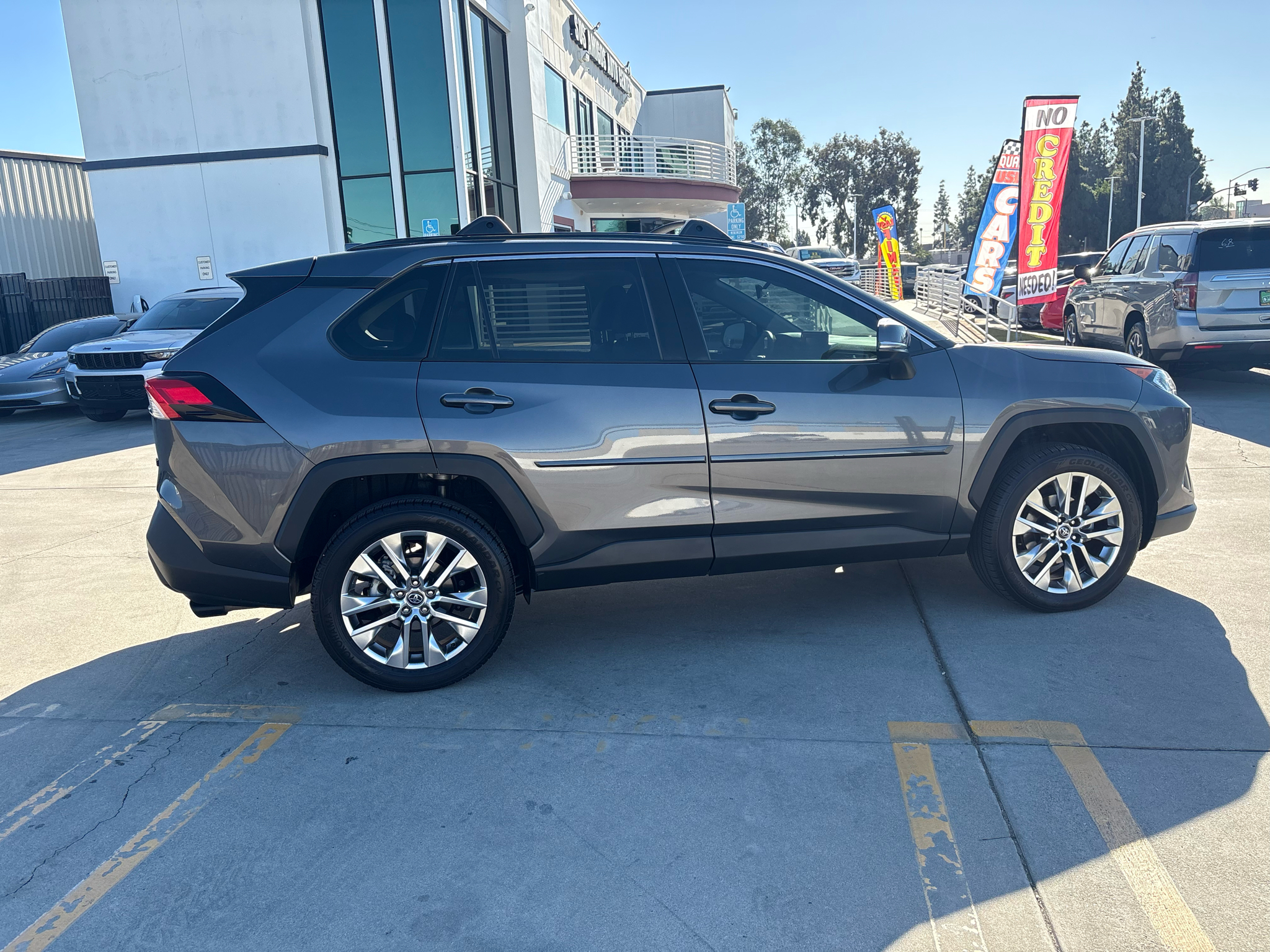 Toyota RAV4 XLE Premium FWD (Natl) 2021