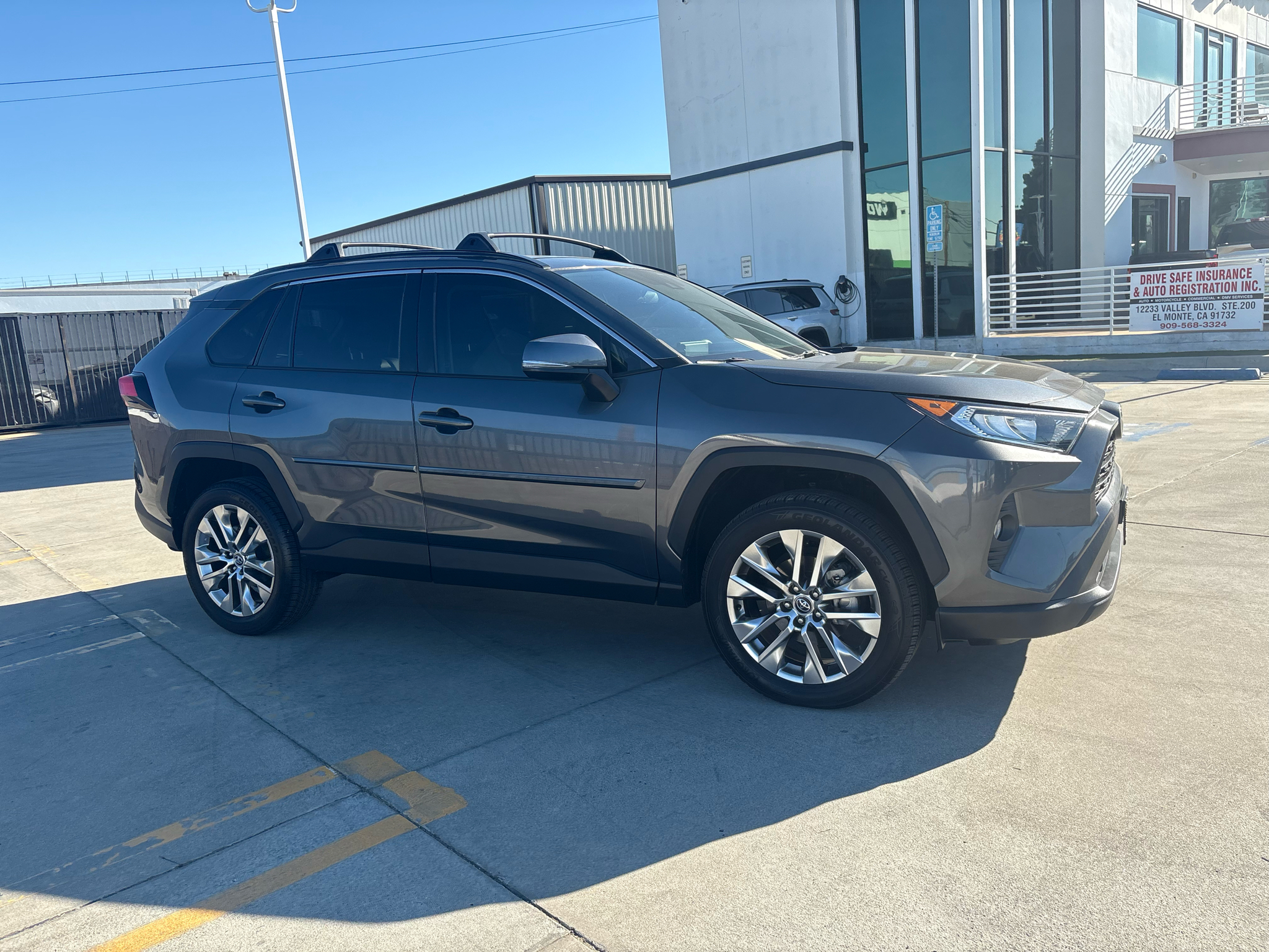 Toyota RAV4 XLE Premium FWD (Natl) 2021