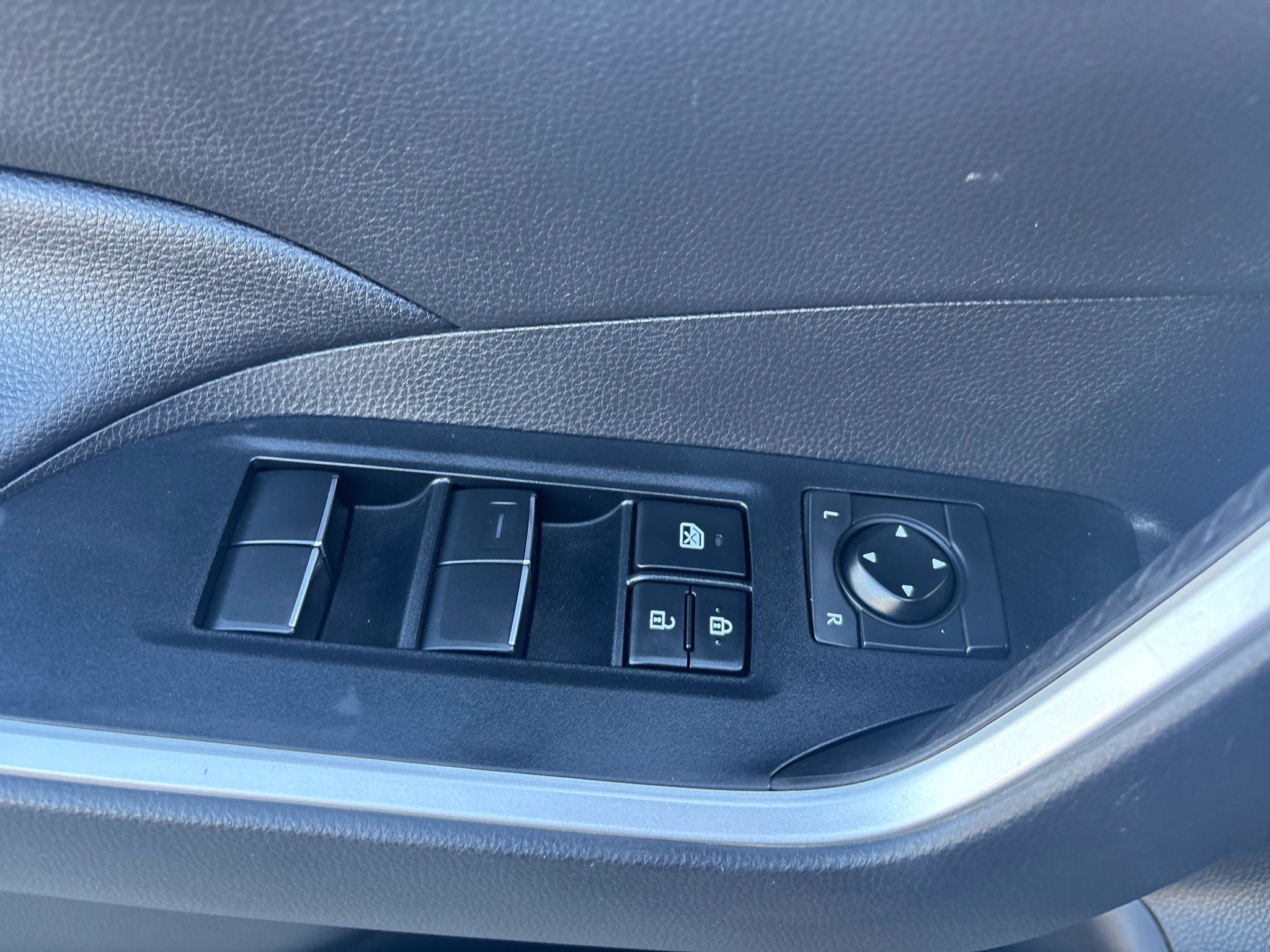 Toyota RAV4 XLE Premium FWD (Natl) 2021