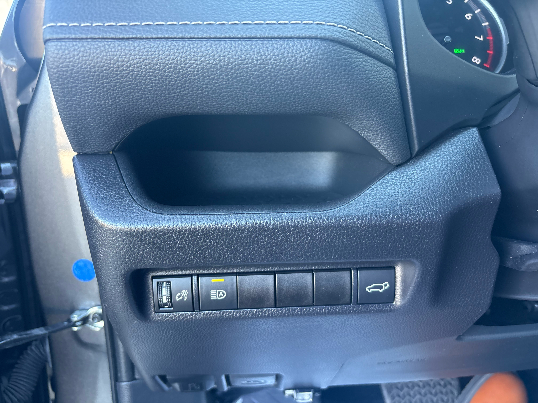 Toyota RAV4 XLE Premium FWD (Natl) 2021