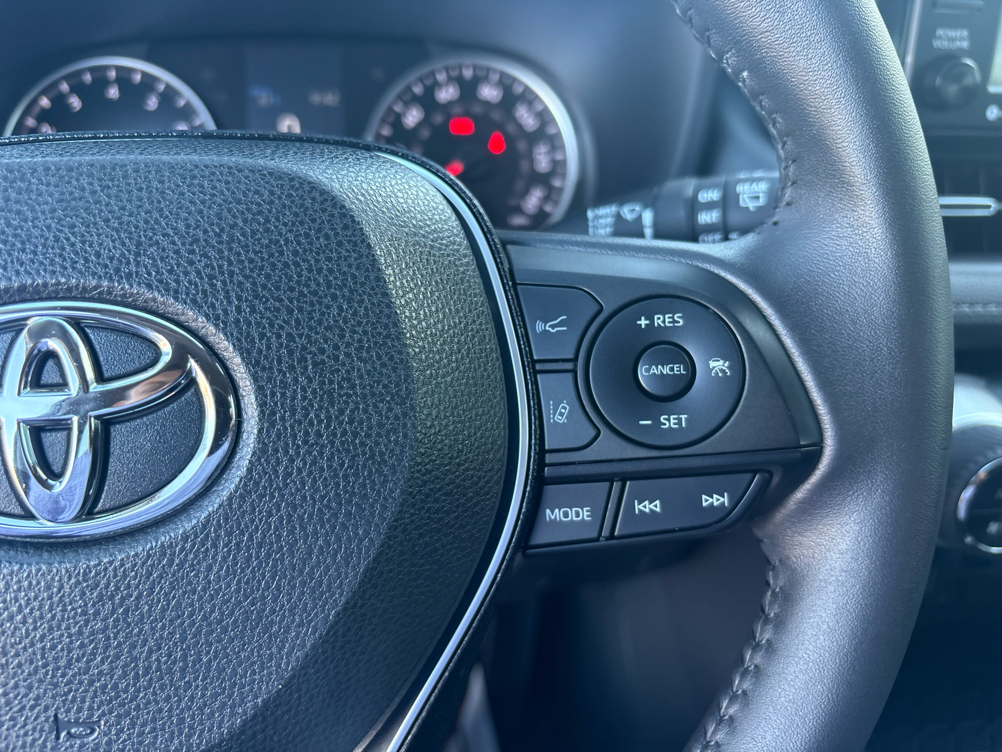 Toyota RAV4 XLE Premium FWD (Natl) 2021