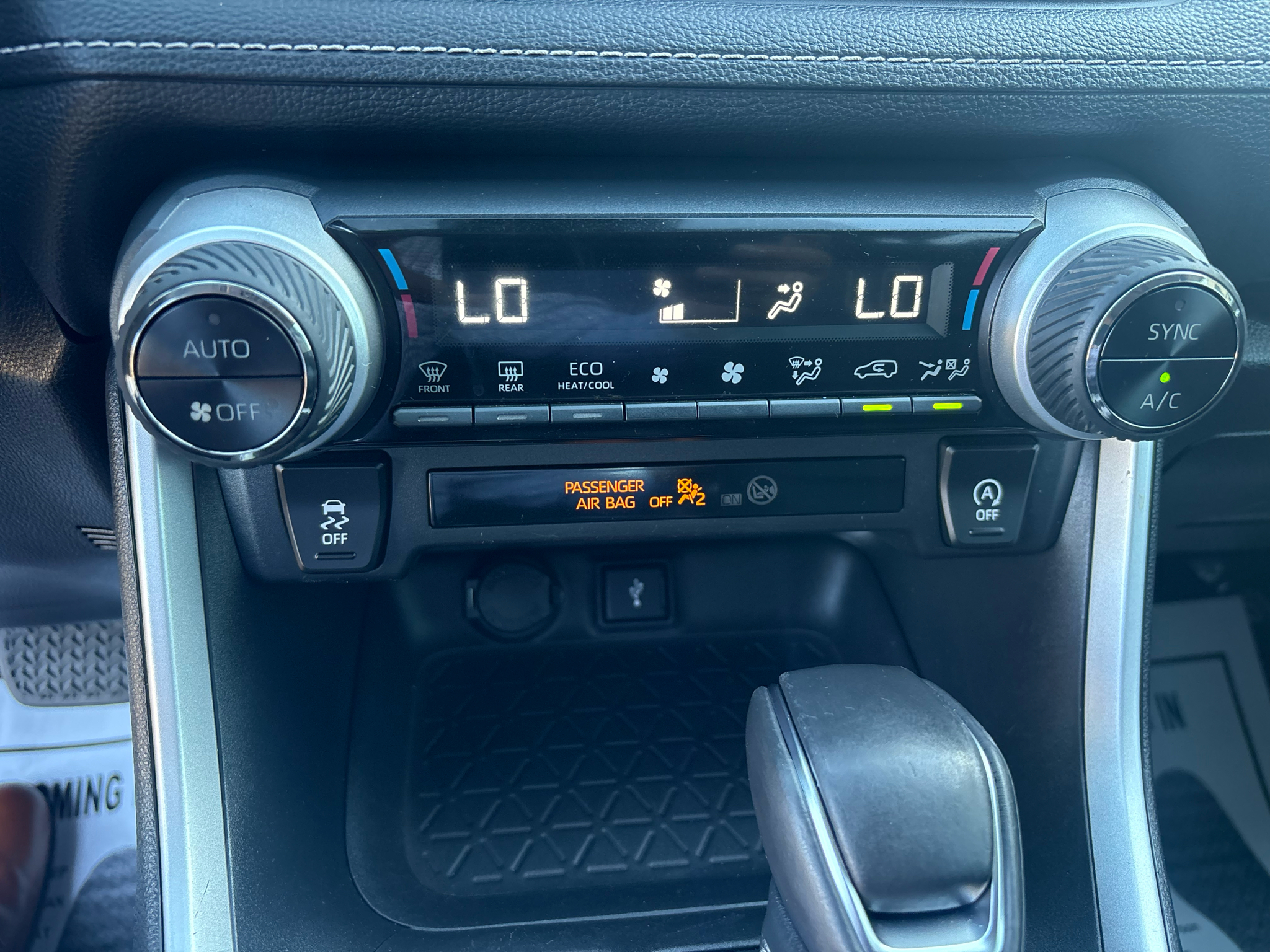 Toyota RAV4 XLE Premium FWD (Natl) 2021