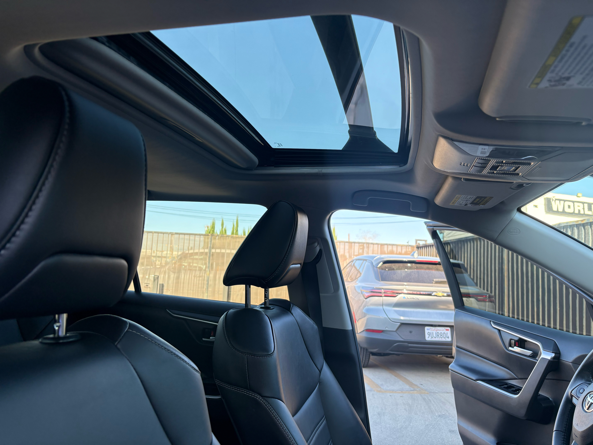 Toyota RAV4 XLE Premium FWD (Natl) 2021