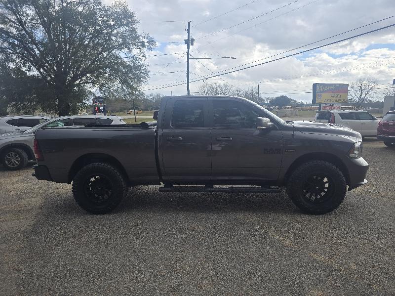 RAM 1500 4WD Quad Cab 140.5" Night 2017