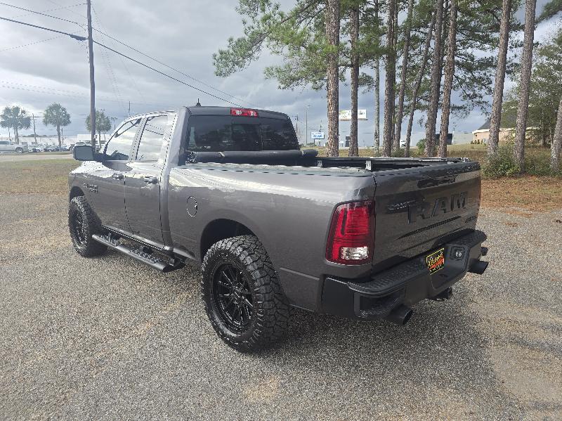 RAM 1500 4WD Quad Cab 140.5" Night 2017