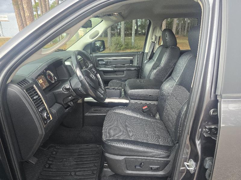 RAM 1500 4WD Quad Cab 140.5" Night 2017