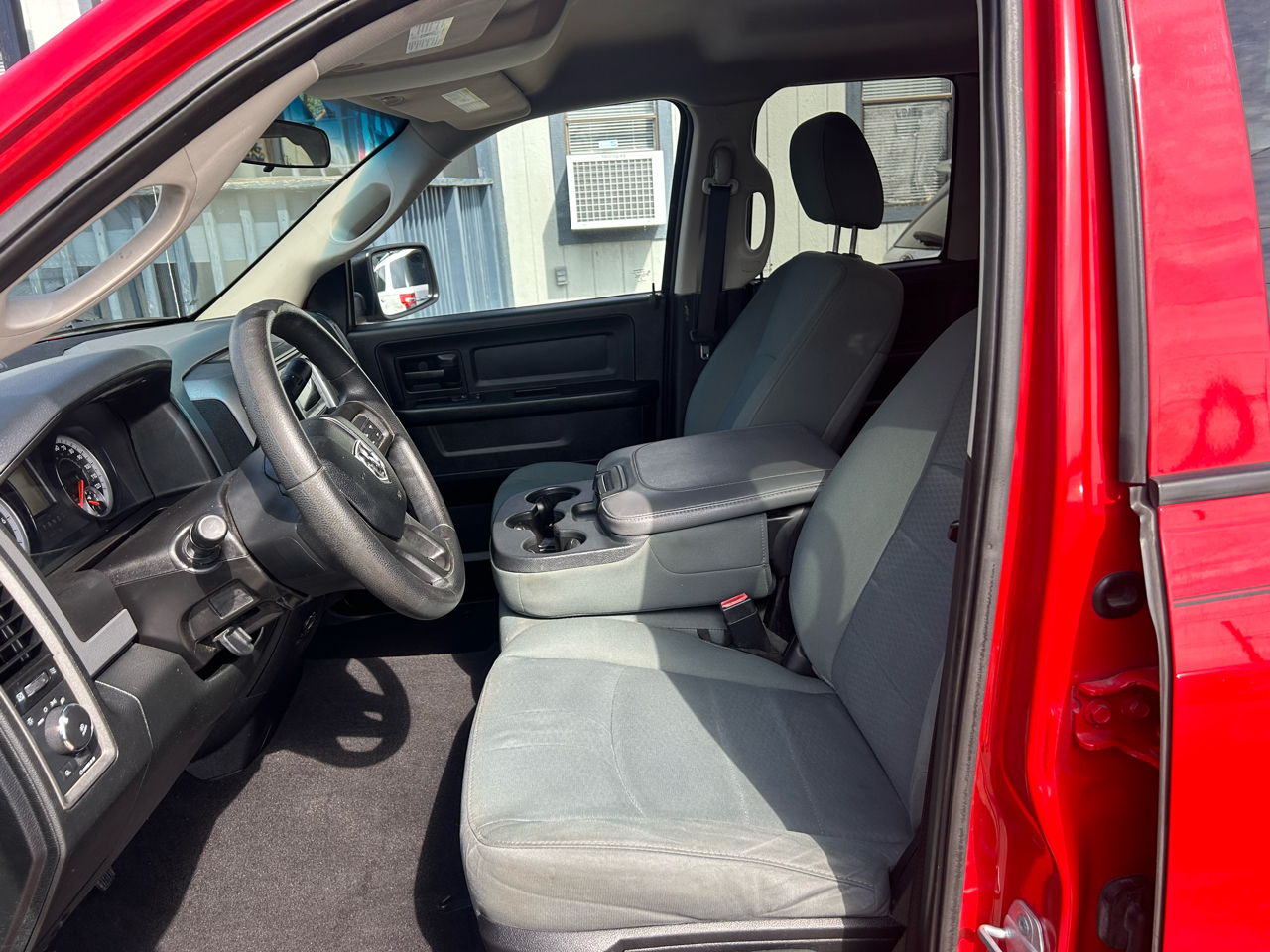 RAM 1500 2WD Quad Cab 140.5" Express 2015