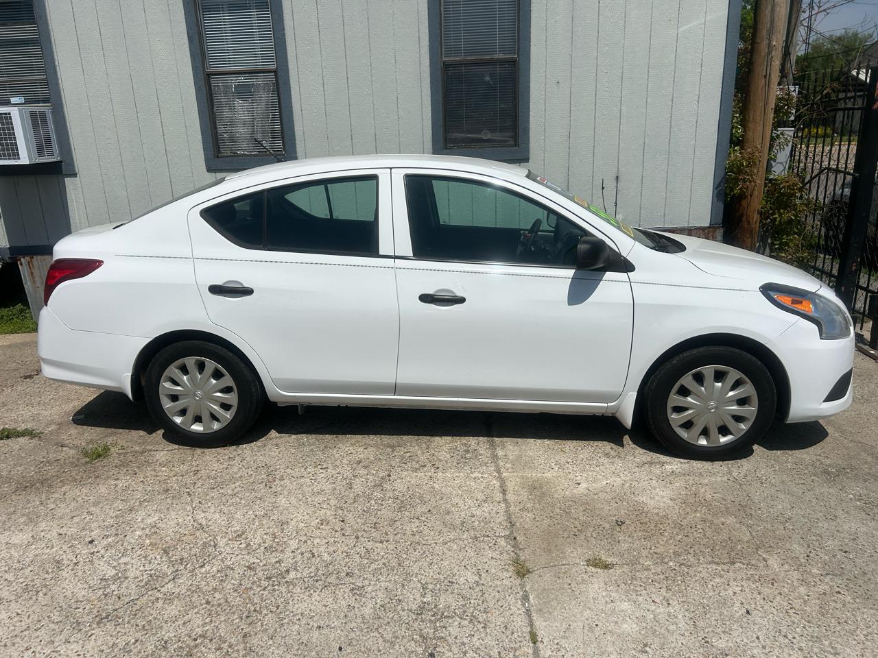 Nissan Versa 4dr Sdn CVT 1.6 S Plus 2015