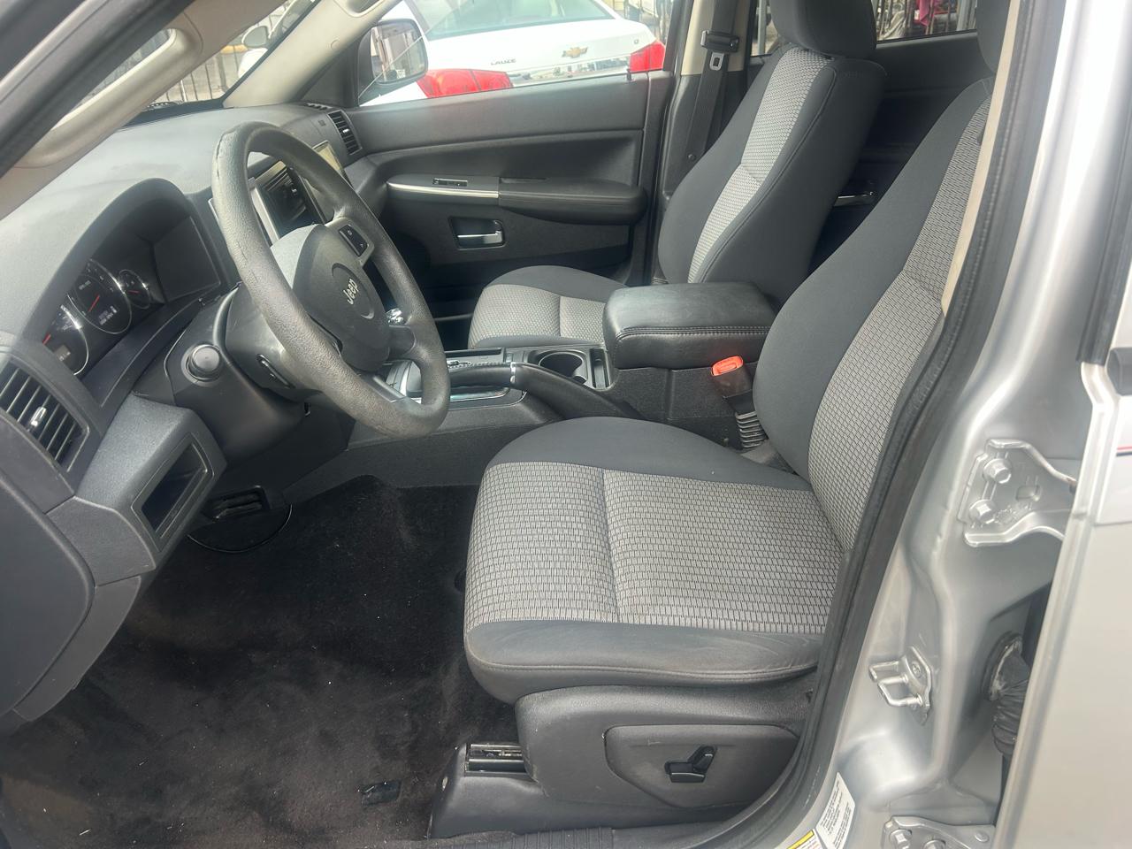 Jeep Grand Cherokee RWD 4dr Laredo 2010