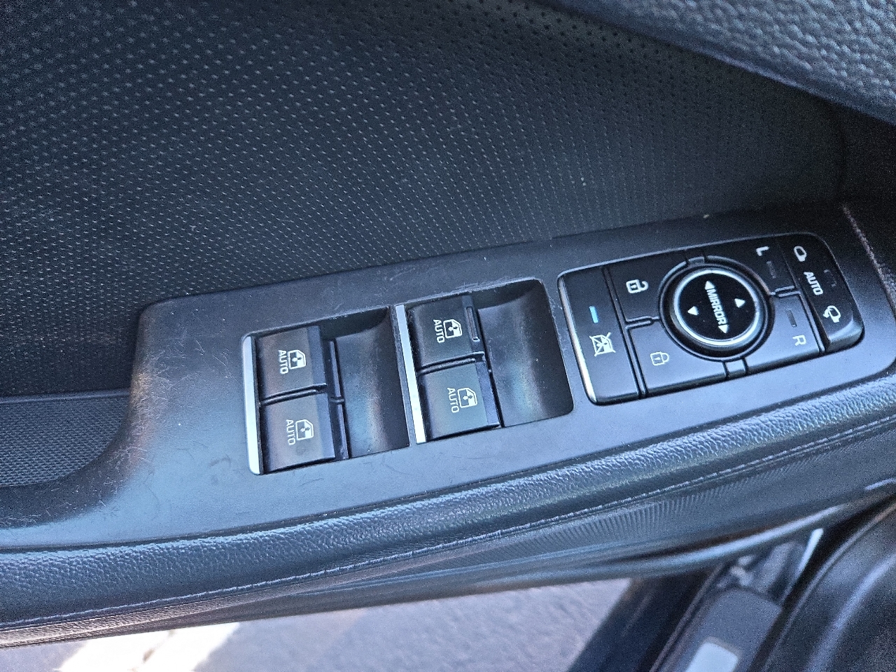 Hyundai Genesis 4dr Sdn V6 3.8L RWD 2015