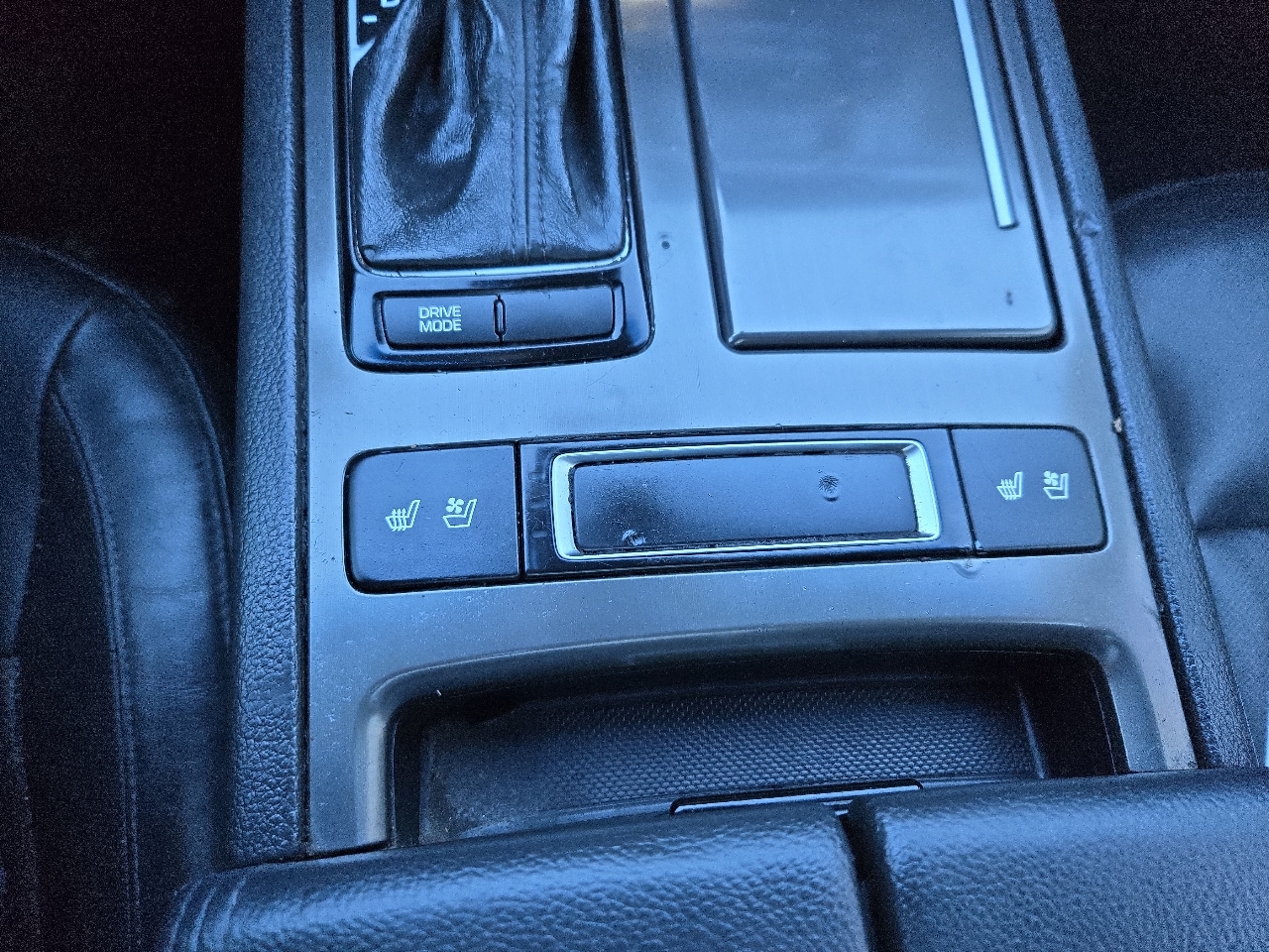 Hyundai Genesis 4dr Sdn V6 3.8L RWD 2015