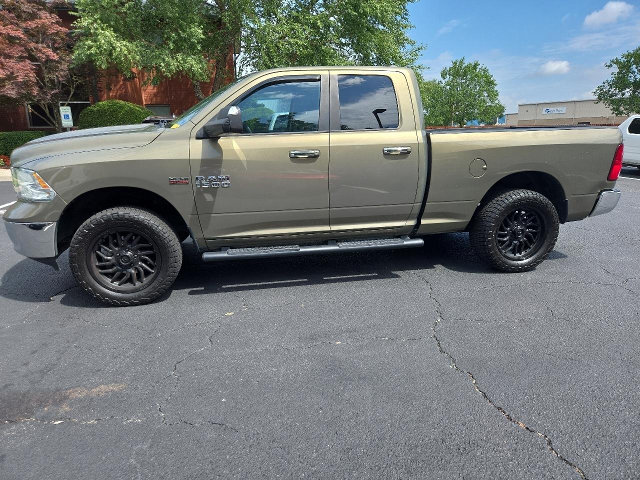 RAM 1500 4WD Quad Cab 140.5" SLT 2015